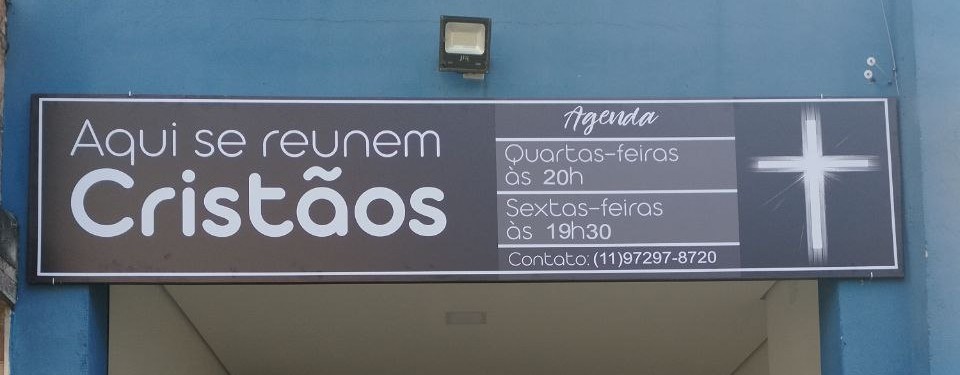 ‘Aqui se reúnem cristãos’